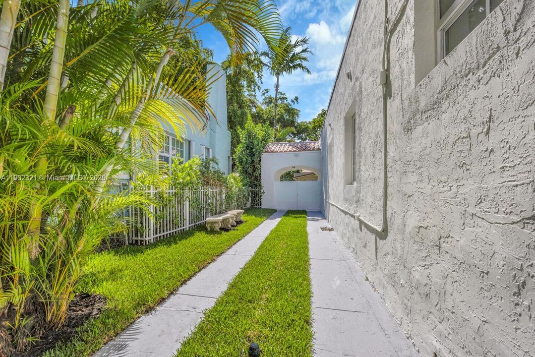 Active With Contract: $1,293,000 (3 beds, 2 baths, 1828 Square Feet)