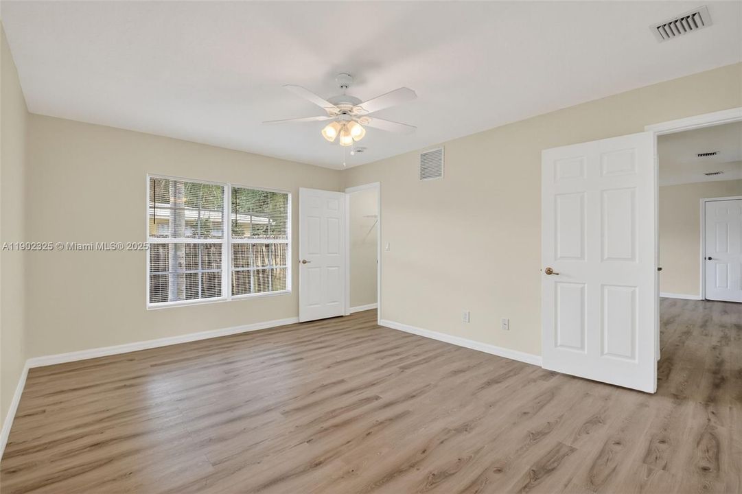 Bright . 2 Walkin closets