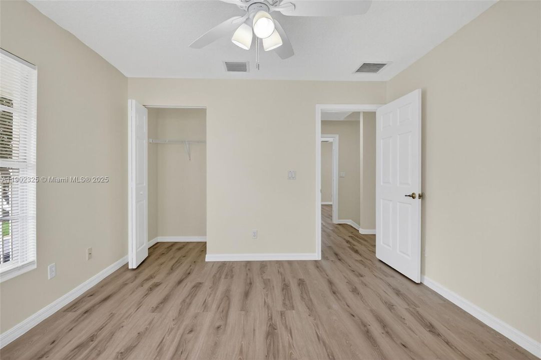 small Walkin closet w/3rd bedroom