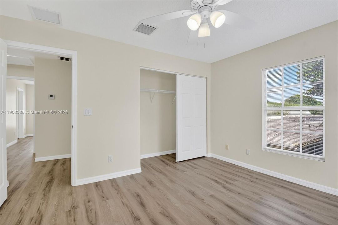 4th bedroom has reach-in closet