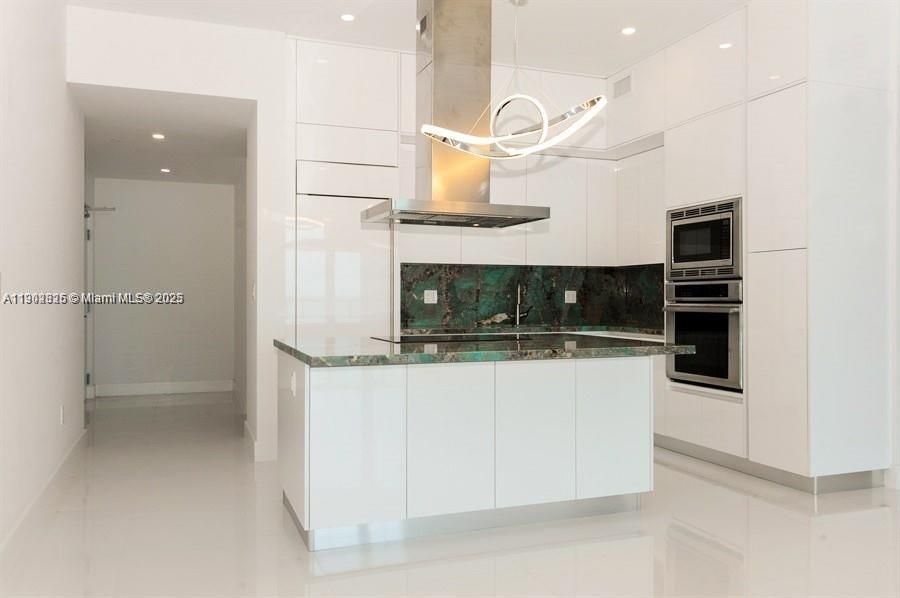 For Rent: $17,000 (3 beds, 2 baths, 2050 Square Feet)