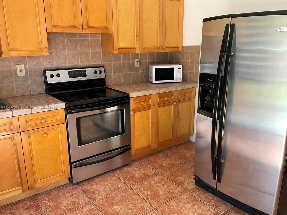 Recently Rented: $1,700 (1 beds, 1 baths, 700 Square Feet)