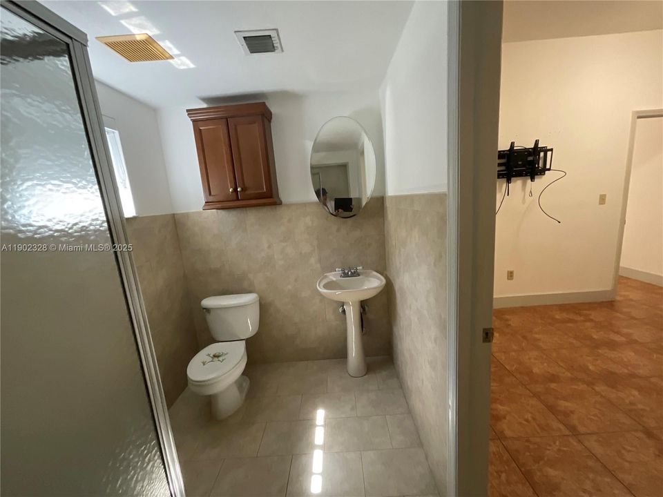 Recently Rented: $1,700 (1 beds, 1 baths, 700 Square Feet)