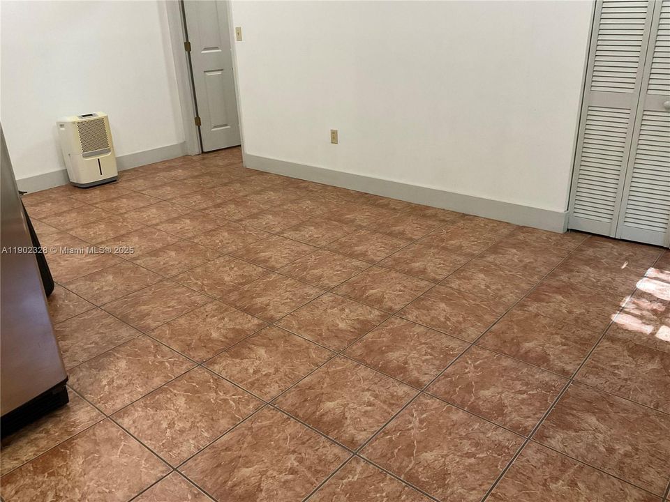 Recently Rented: $1,700 (1 beds, 1 baths, 700 Square Feet)