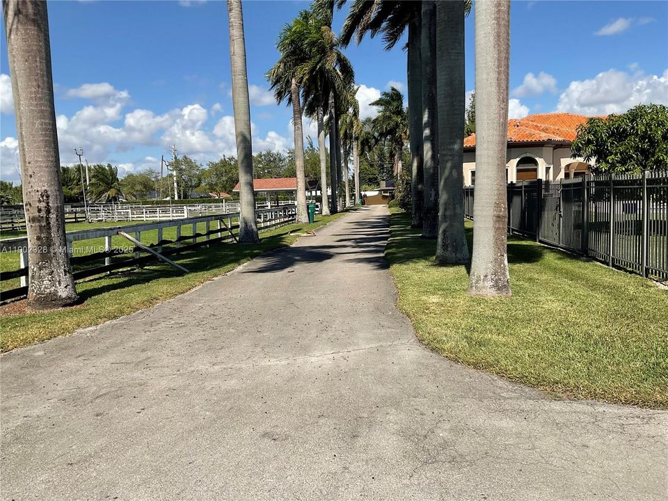 Recently Rented: $1,700 (1 beds, 1 baths, 700 Square Feet)