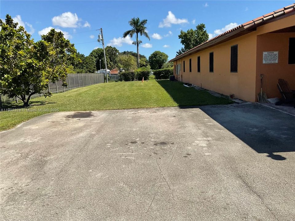 Recently Rented: $1,700 (1 beds, 1 baths, 700 Square Feet)