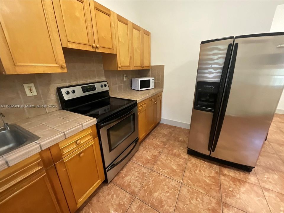 Recently Rented: $1,700 (1 beds, 1 baths, 700 Square Feet)