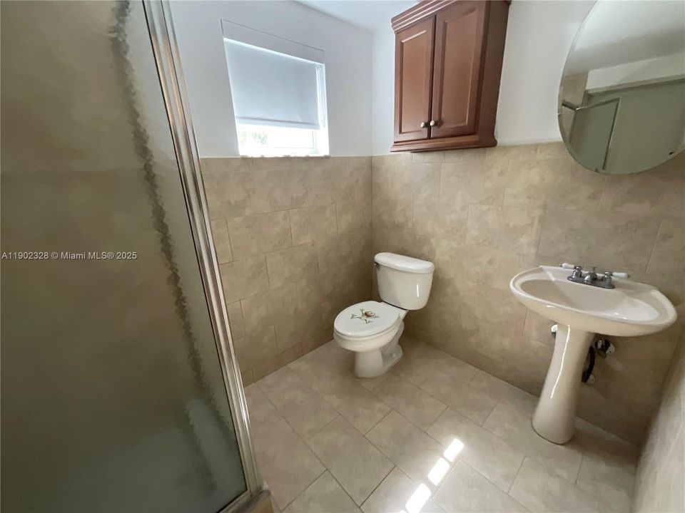 Recently Rented: $1,700 (1 beds, 1 baths, 700 Square Feet)