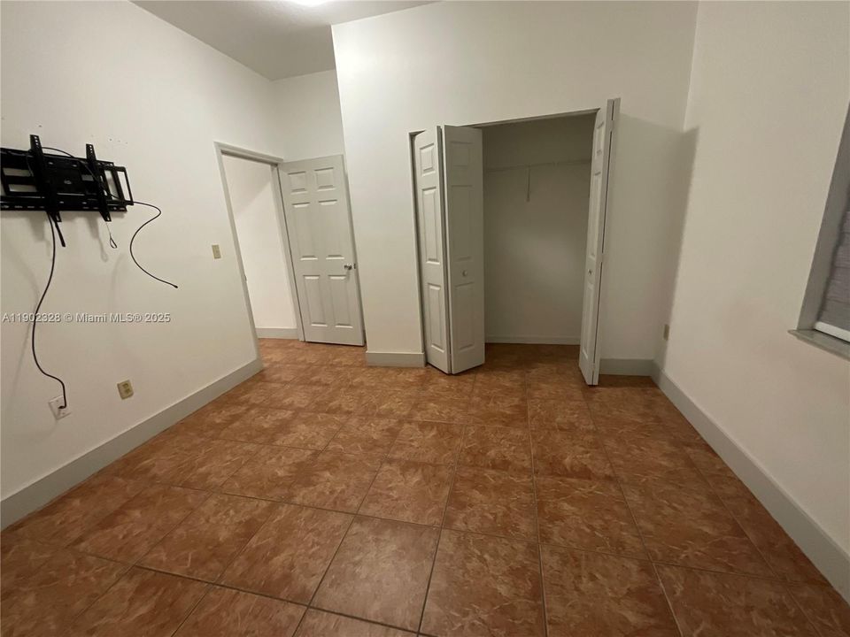 Recently Rented: $1,700 (1 beds, 1 baths, 700 Square Feet)