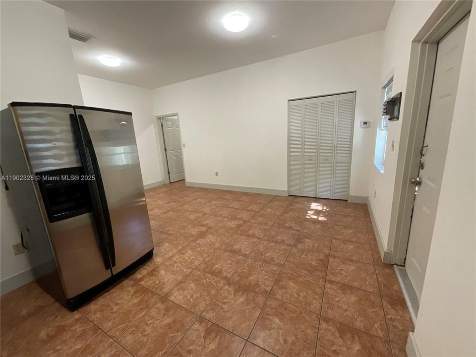 Recently Rented: $1,700 (1 beds, 1 baths, 700 Square Feet)