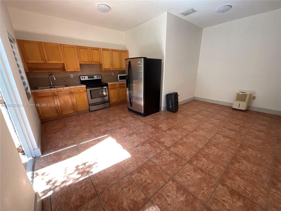 Recently Rented: $1,700 (1 beds, 1 baths, 700 Square Feet)