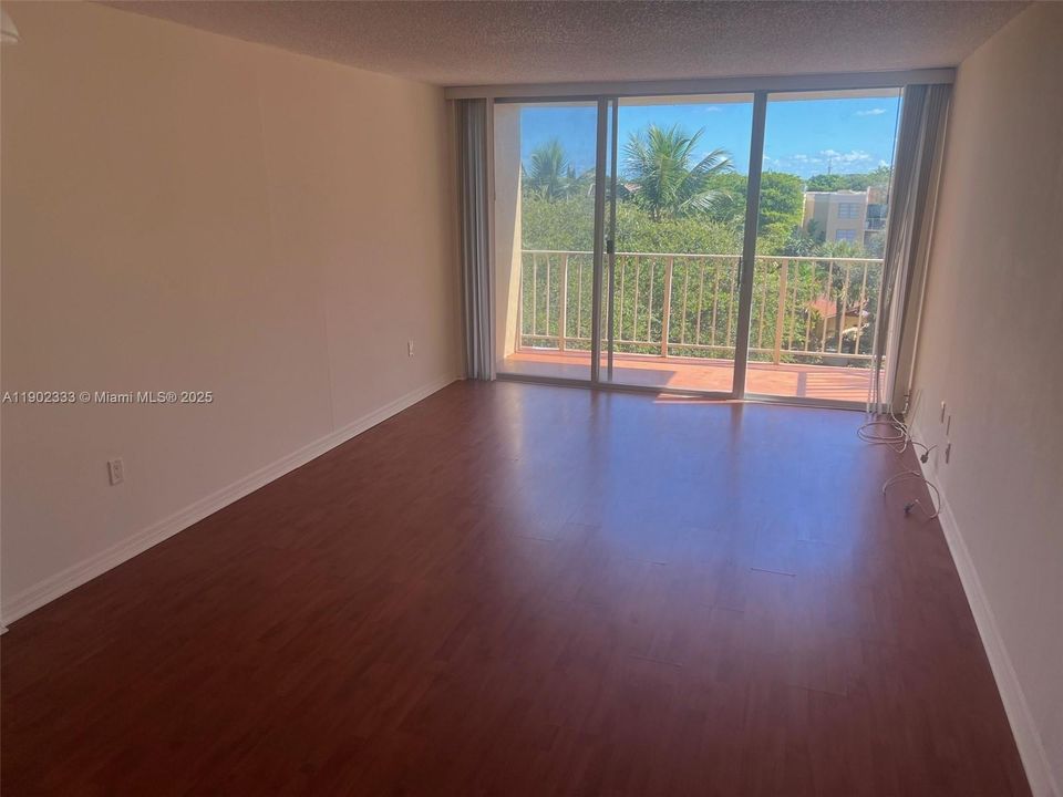 For Rent: $1,900 (1 beds, 1 baths, 840 Square Feet)