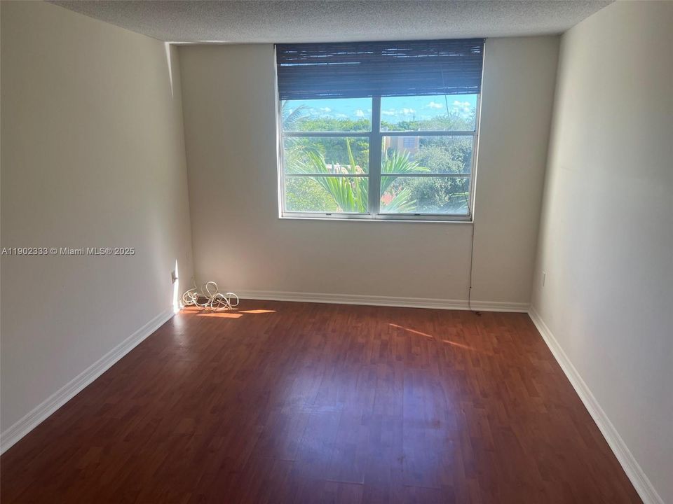 For Rent: $1,900 (1 beds, 1 baths, 840 Square Feet)