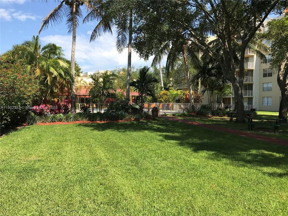 For Rent: $1,900 (1 beds, 1 baths, 840 Square Feet)