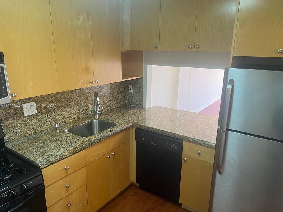 For Rent: $1,900 (1 beds, 1 baths, 840 Square Feet)