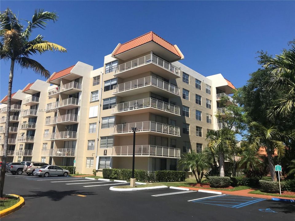 For Rent: $1,900 (1 beds, 1 baths, 840 Square Feet)