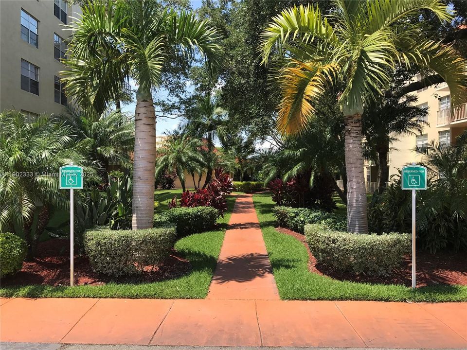 For Rent: $1,900 (1 beds, 1 baths, 840 Square Feet)