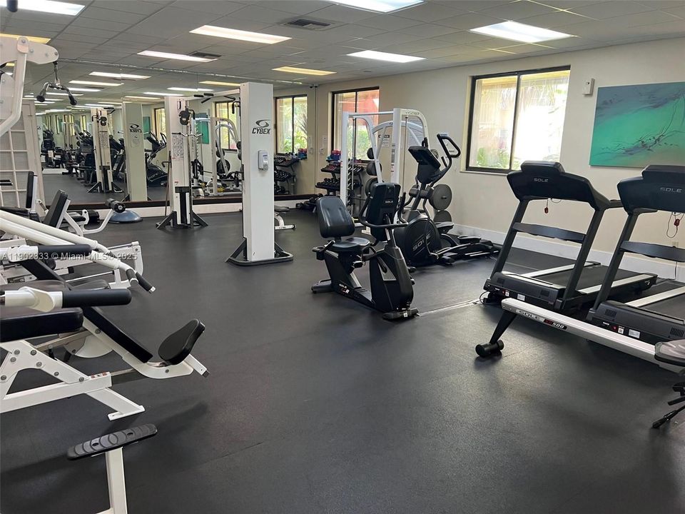 For Rent: $1,900 (1 beds, 1 baths, 840 Square Feet)