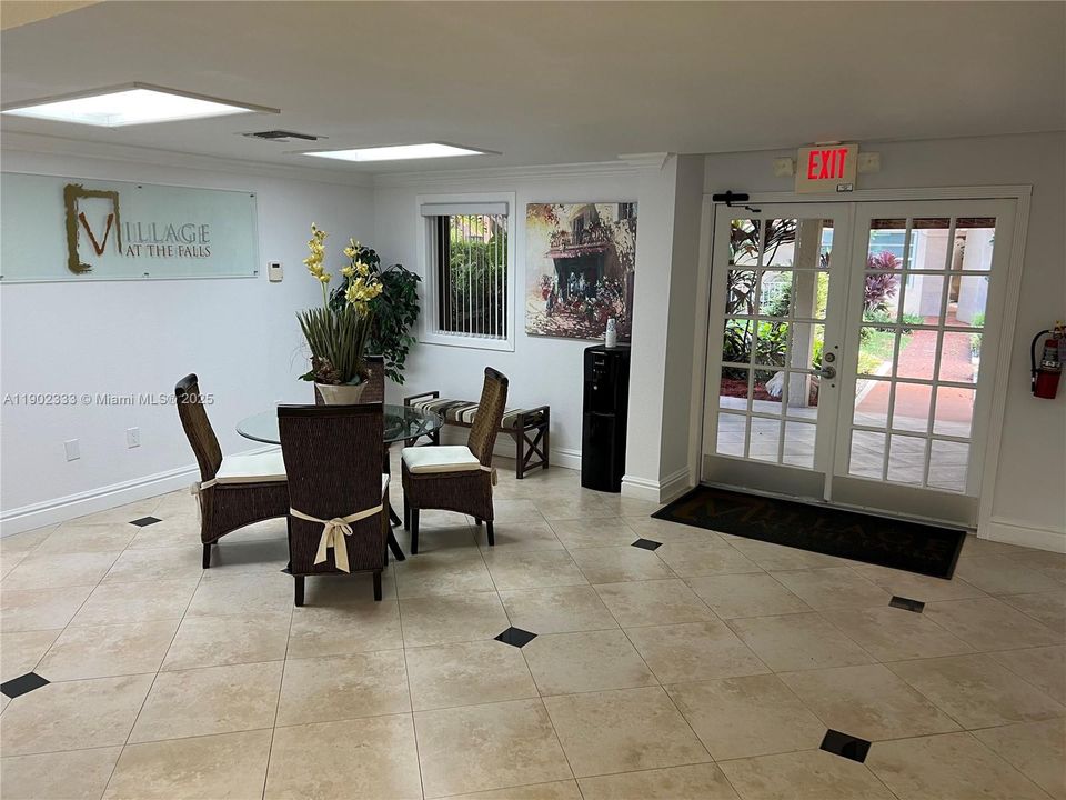 For Rent: $1,900 (1 beds, 1 baths, 840 Square Feet)