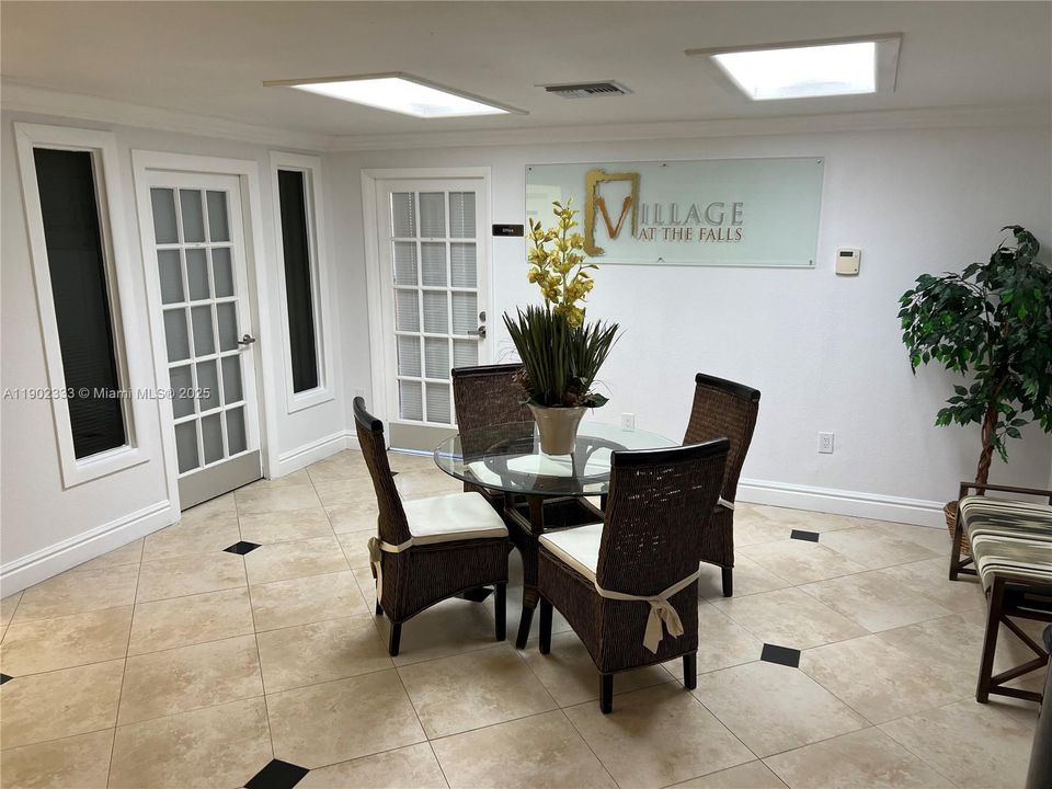 For Rent: $1,900 (1 beds, 1 baths, 840 Square Feet)