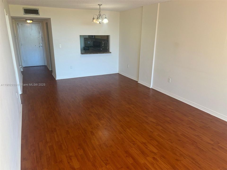 For Rent: $1,900 (1 beds, 1 baths, 840 Square Feet)
