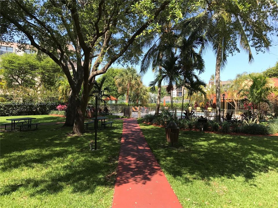 For Rent: $1,900 (1 beds, 1 baths, 840 Square Feet)