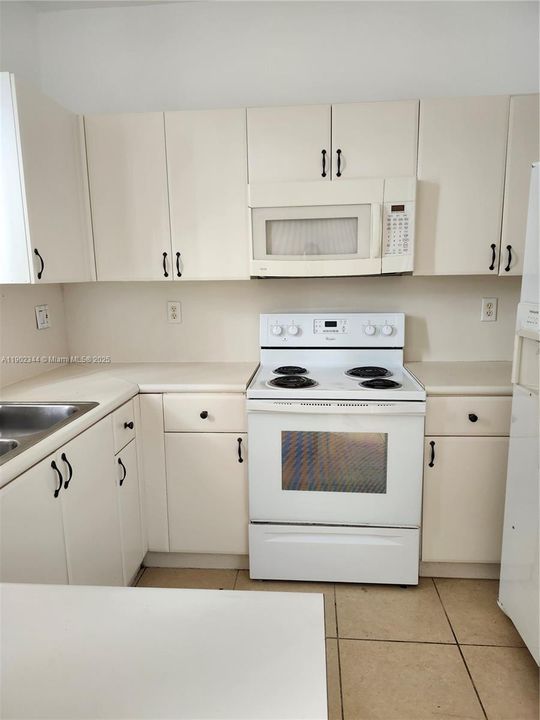 For Rent: $2,100 (3 beds, 3 baths, 1423 Square Feet)