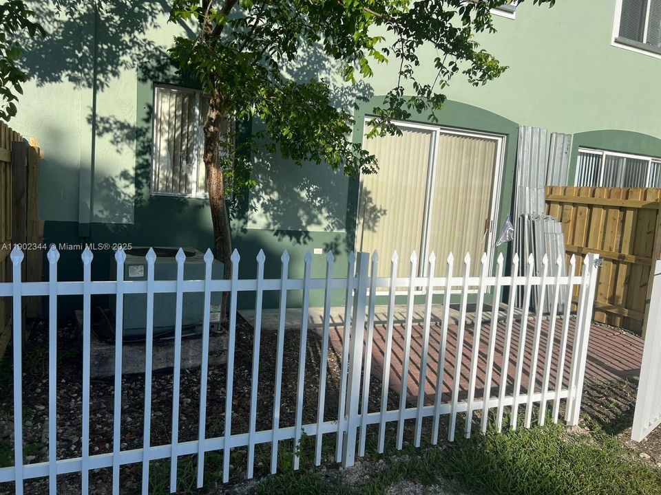 For Rent: $2,100 (3 beds, 3 baths, 1423 Square Feet)