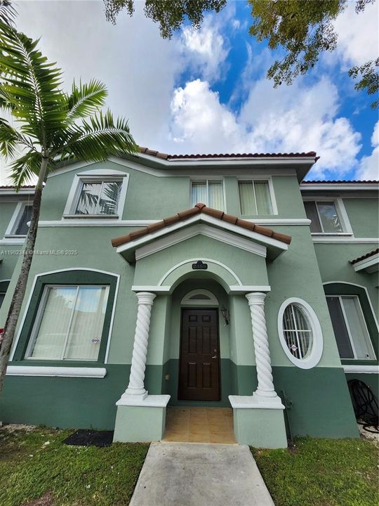 For Rent: $2,100 (3 beds, 3 baths, 1423 Square Feet)