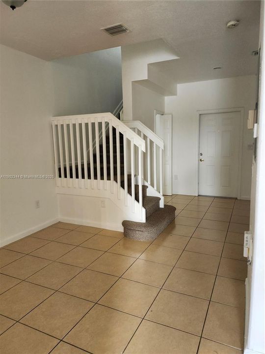 For Rent: $2,100 (3 beds, 3 baths, 1423 Square Feet)