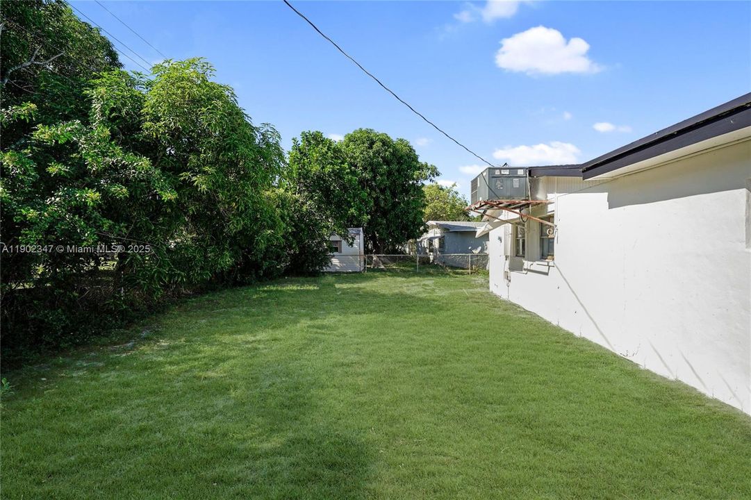 Active With Contract: $349,900 (3 beds, 2 baths, 1260 Square Feet)