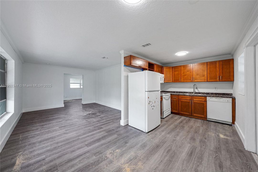 Active With Contract: $349,900 (3 beds, 2 baths, 1260 Square Feet)