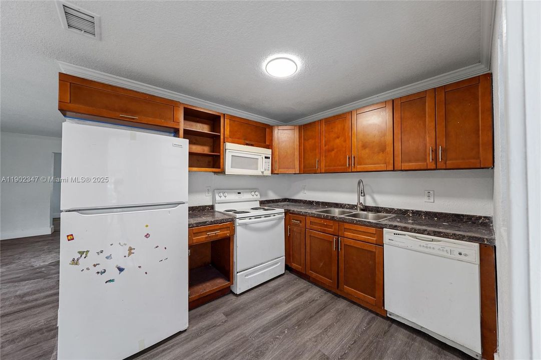 Active With Contract: $349,900 (3 beds, 2 baths, 1260 Square Feet)