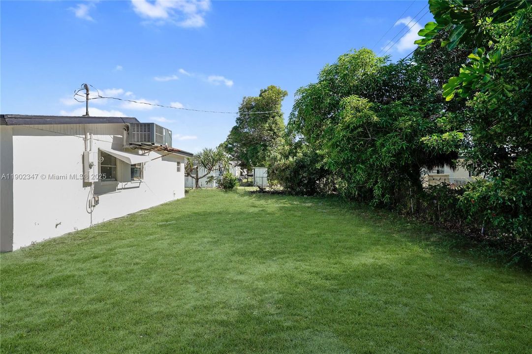 Active With Contract: $349,900 (3 beds, 2 baths, 1260 Square Feet)