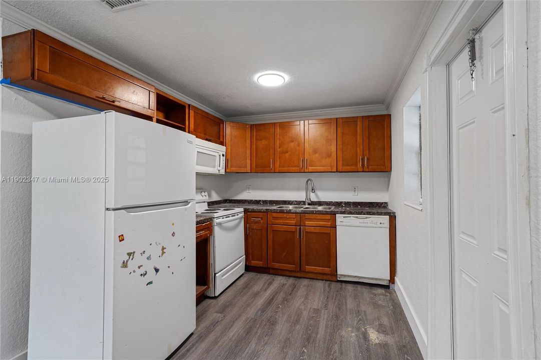 Active With Contract: $349,900 (3 beds, 2 baths, 1260 Square Feet)