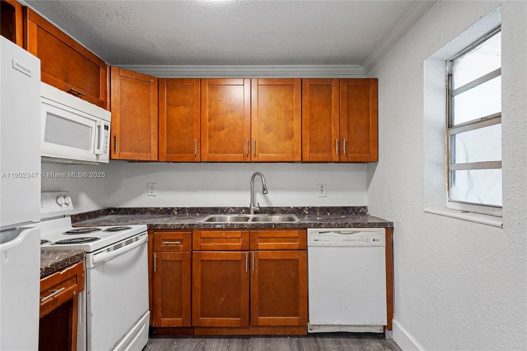 Active With Contract: $349,900 (3 beds, 2 baths, 1260 Square Feet)