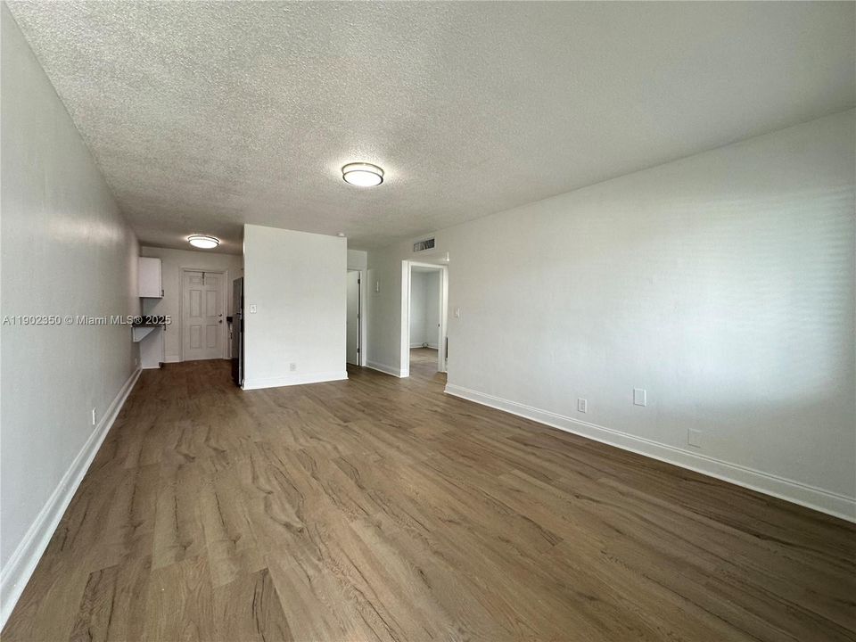 For Rent: $2,195 (2 beds, 1 baths, 925 Square Feet)