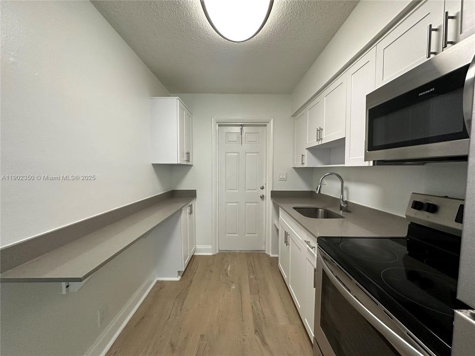 For Rent: $2,195 (2 beds, 1 baths, 925 Square Feet)