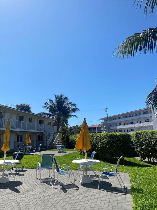 For Rent: $2,195 (2 beds, 1 baths, 925 Square Feet)