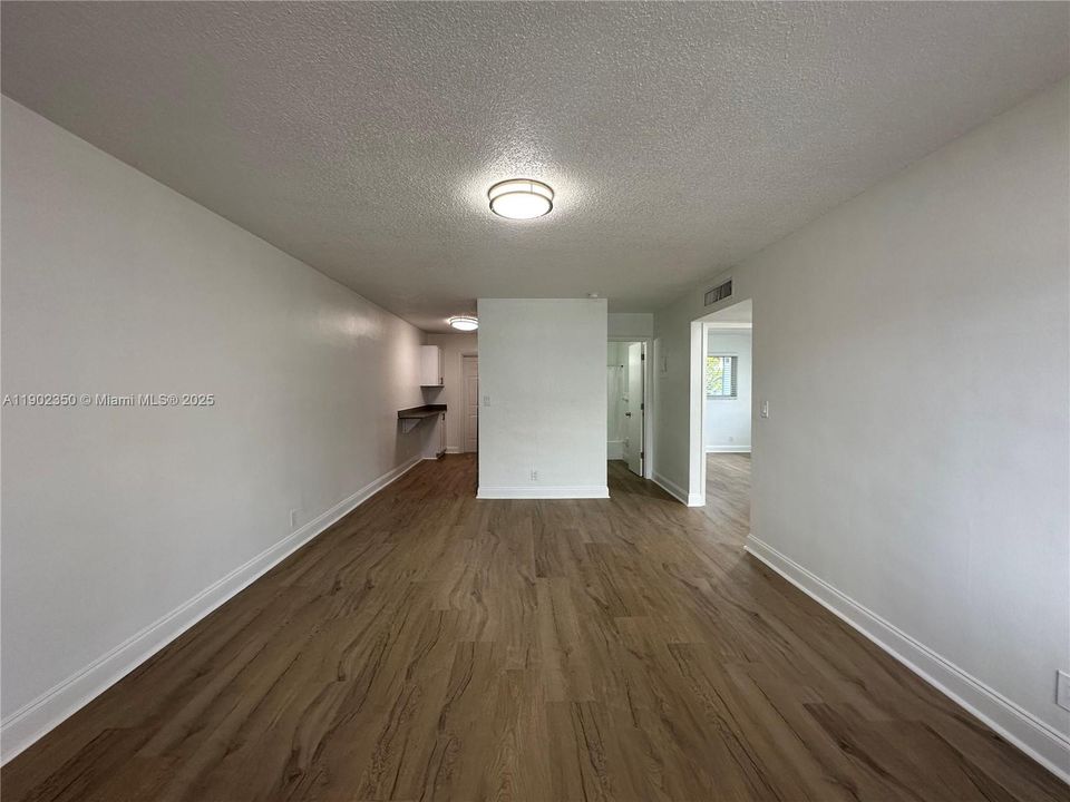 For Rent: $2,195 (2 beds, 1 baths, 925 Square Feet)