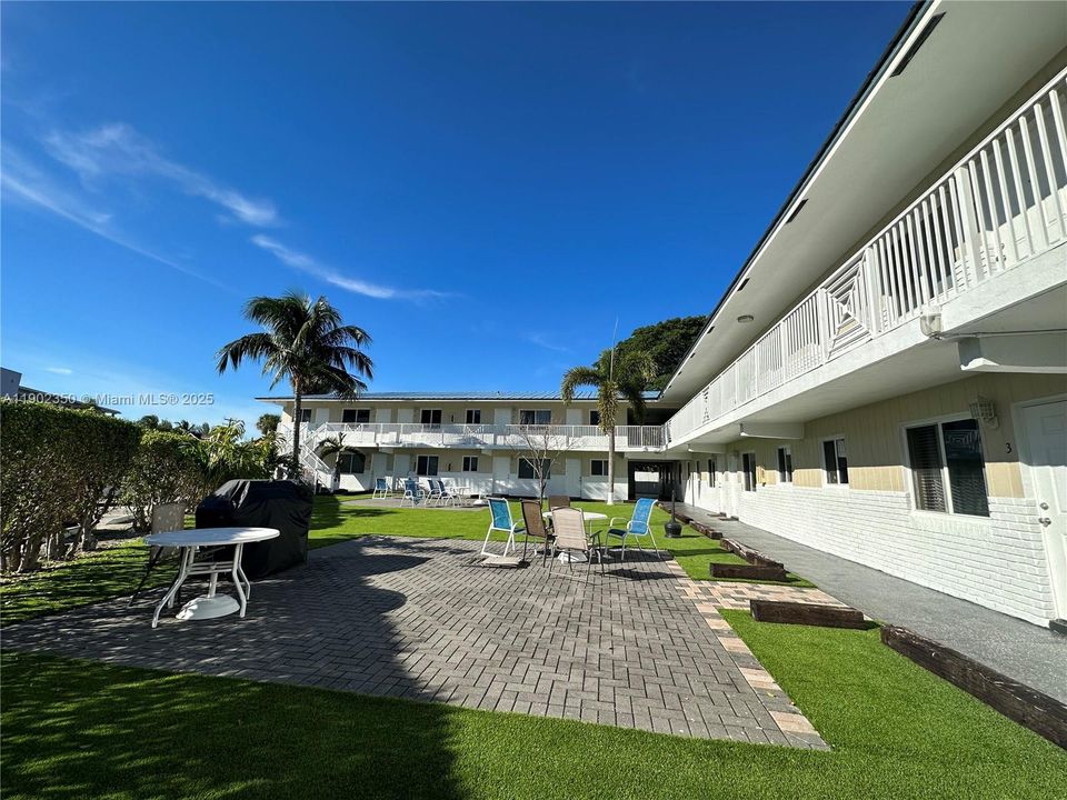 For Rent: $2,195 (2 beds, 1 baths, 925 Square Feet)