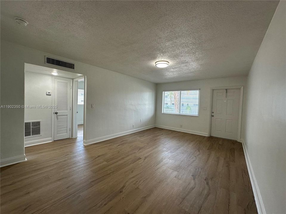 For Rent: $2,195 (2 beds, 1 baths, 925 Square Feet)