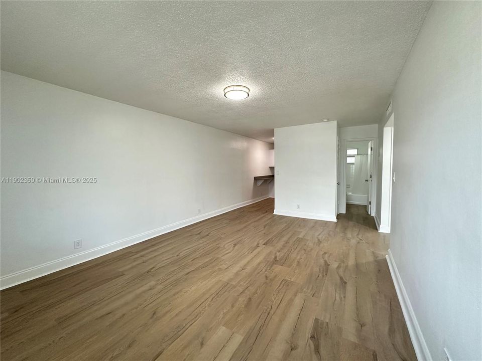 For Rent: $2,195 (2 beds, 1 baths, 925 Square Feet)