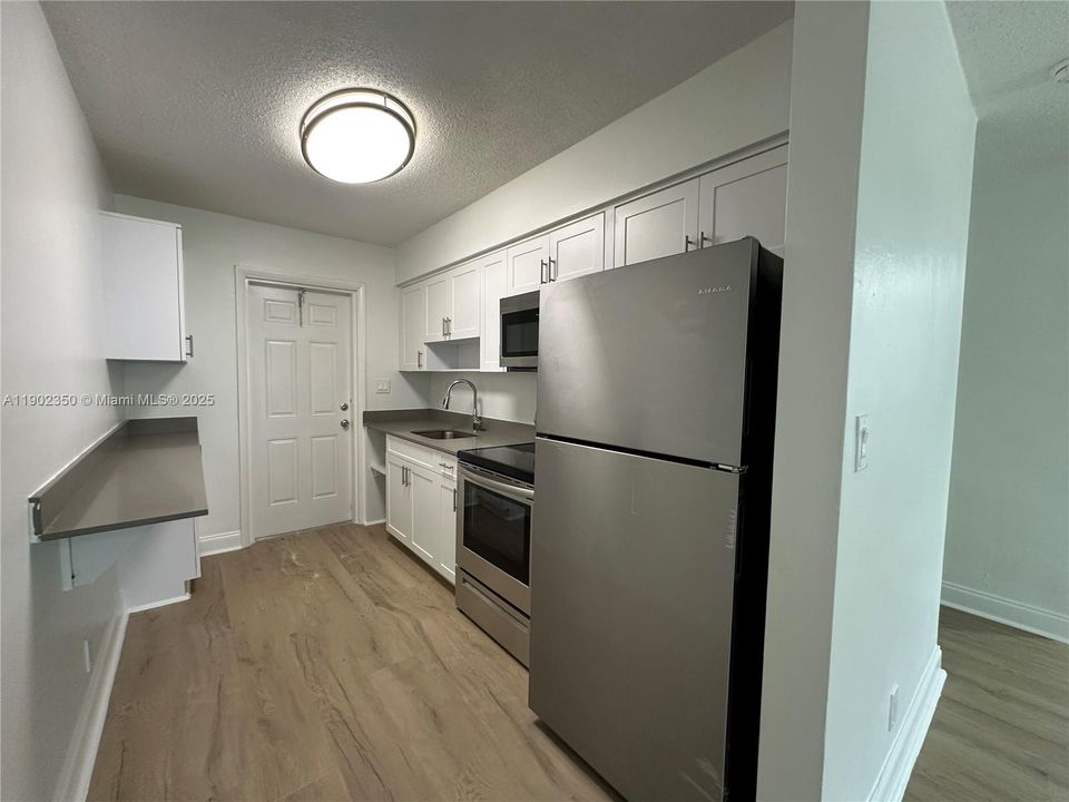 For Rent: $2,195 (2 beds, 1 baths, 925 Square Feet)