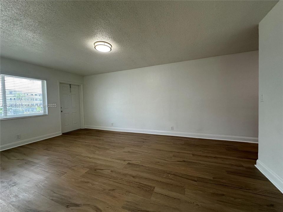 For Rent: $2,195 (2 beds, 1 baths, 925 Square Feet)