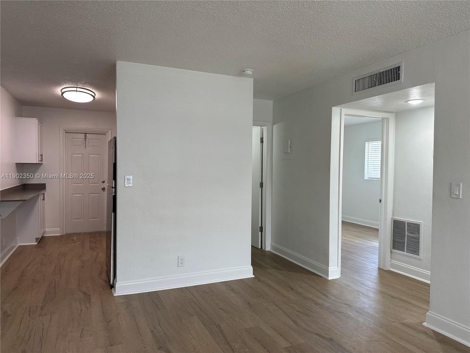 For Rent: $2,195 (2 beds, 1 baths, 925 Square Feet)