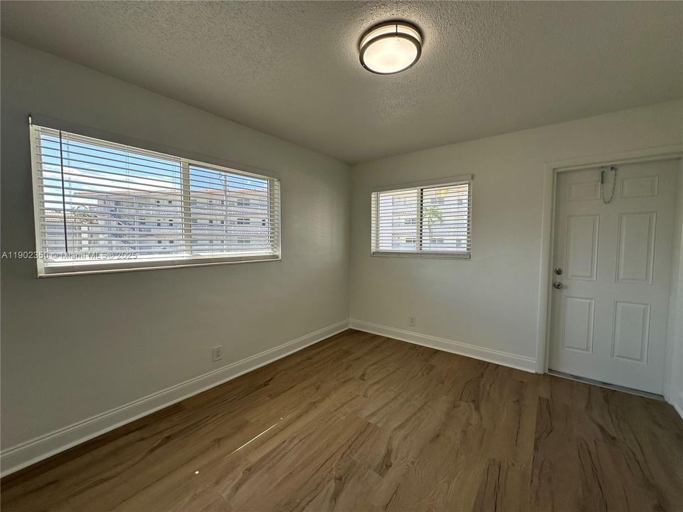 For Rent: $2,195 (2 beds, 1 baths, 925 Square Feet)