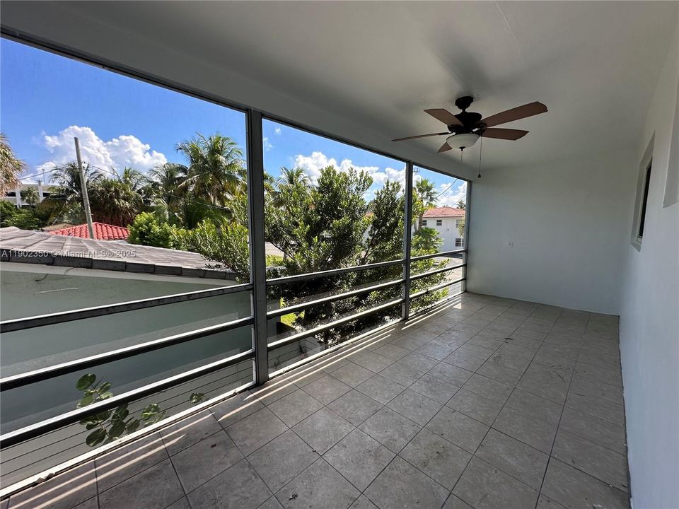 For Rent: $2,195 (2 beds, 1 baths, 925 Square Feet)