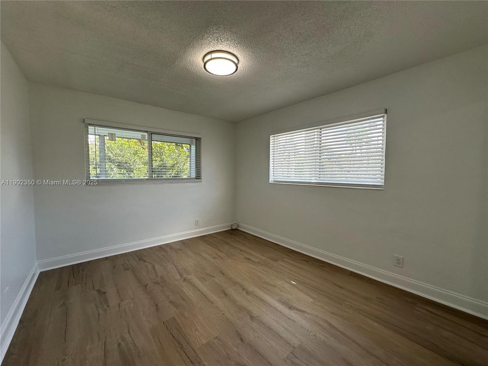 For Rent: $2,195 (2 beds, 1 baths, 925 Square Feet)