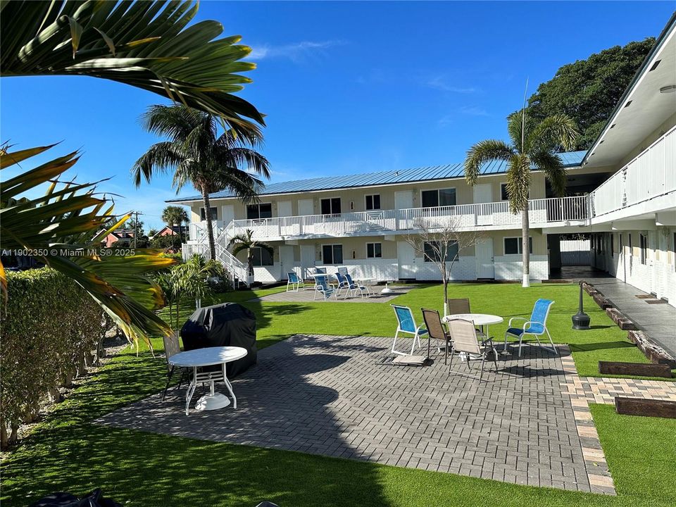 For Rent: $2,195 (2 beds, 1 baths, 925 Square Feet)